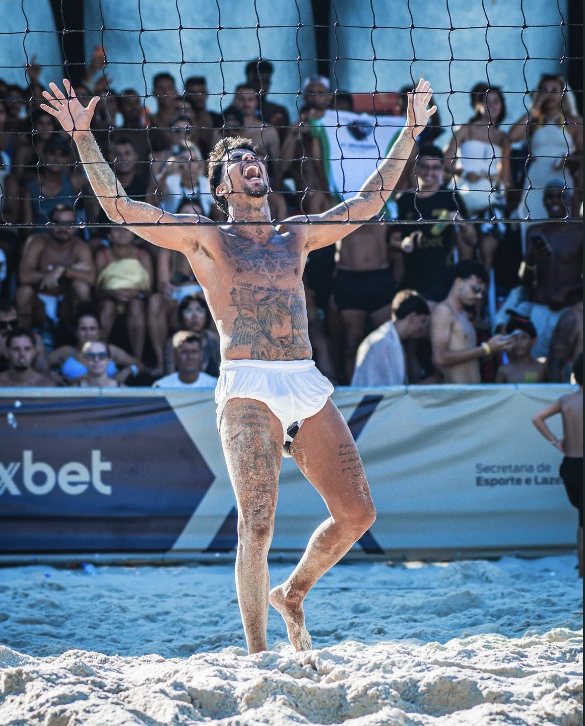 Sandrey comemorando ponto na rede